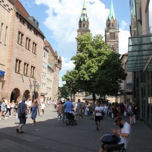Handpan Musiker spielt in der Nürnberger Innenstadt
