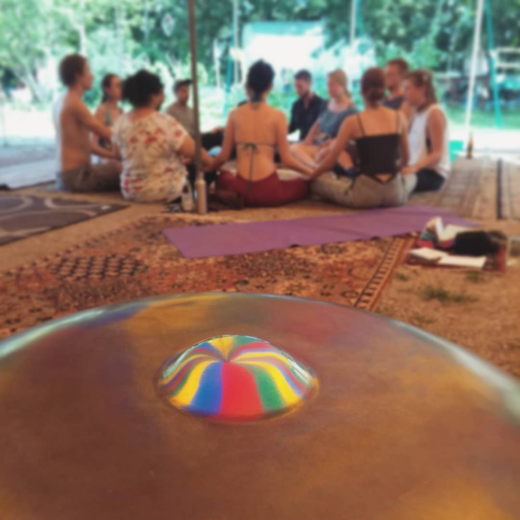 Handpan Musik bei einem Yoga- und Meditationsworkshop auf einem Festival.